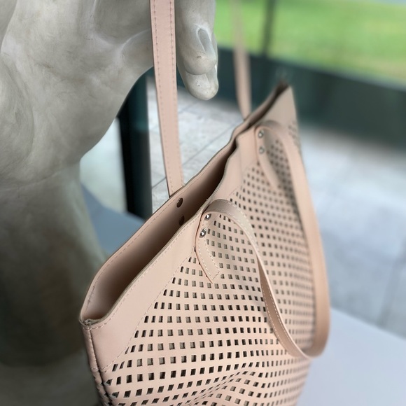 The roomy large leather tote - Picture 8 of 13